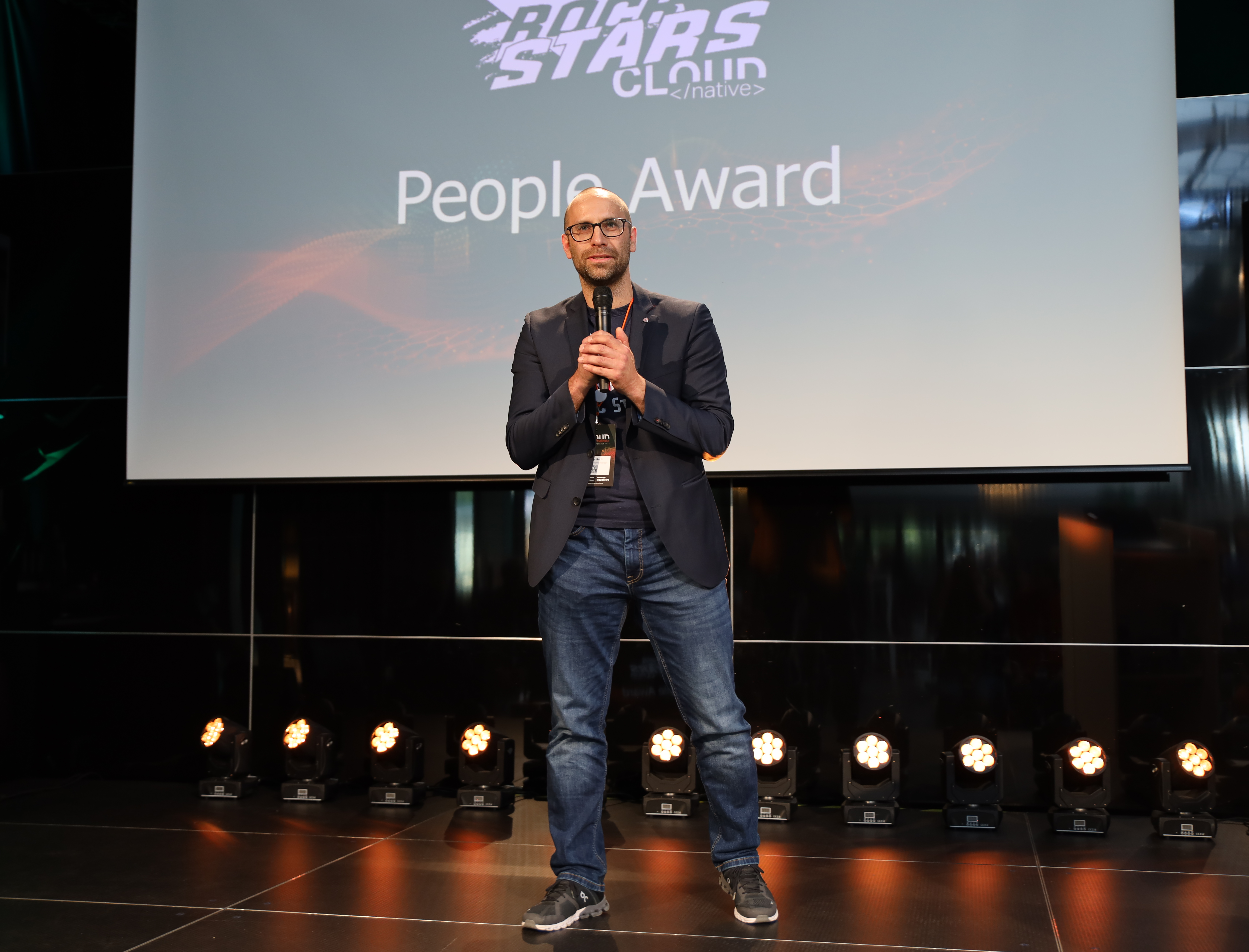 Dr. Tobias Renk auf der Bühne der Cloud Native Konferenz in Eppstein bei Frankfurt am Main.