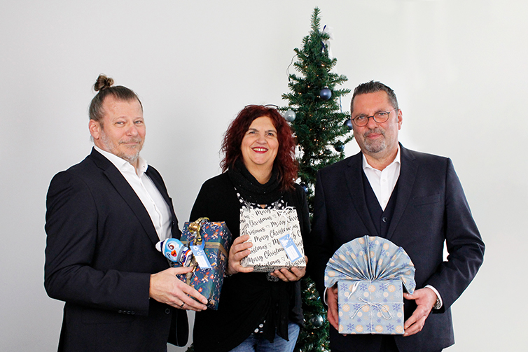 Geschenkeübergabe von Martin Heins (re.) und Christoph Brinkmann (li.) an Mechthild Schroeter-Rupieper von LAVIA (Bild: mobene)