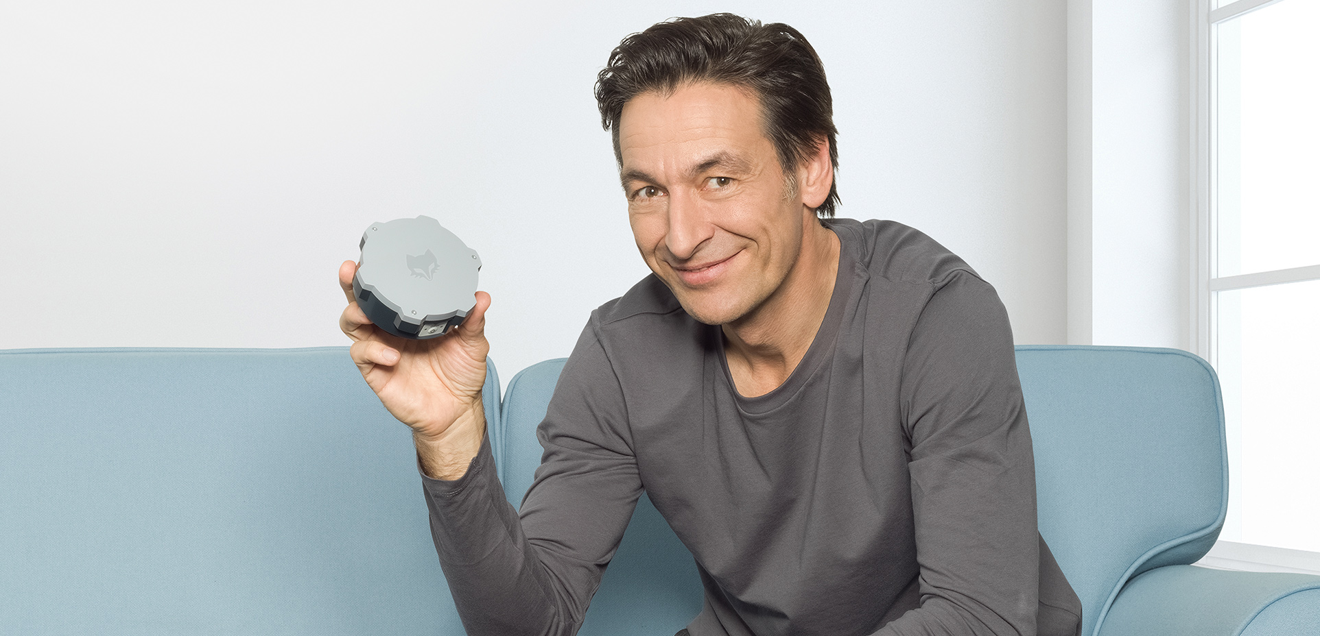 Männliche Person mit OilFox in Hand