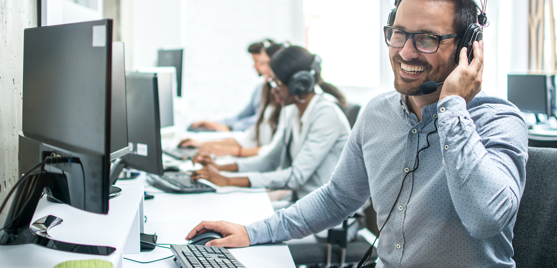 4 Personen Telefonieren Mann lacht am Computer